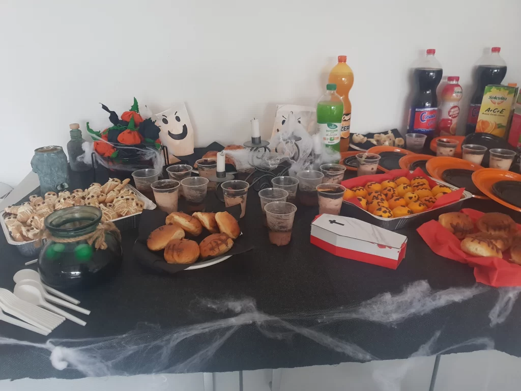 Tavolata con decorazioni per la nostra Festa di Haloween 2021 e cibo a tema